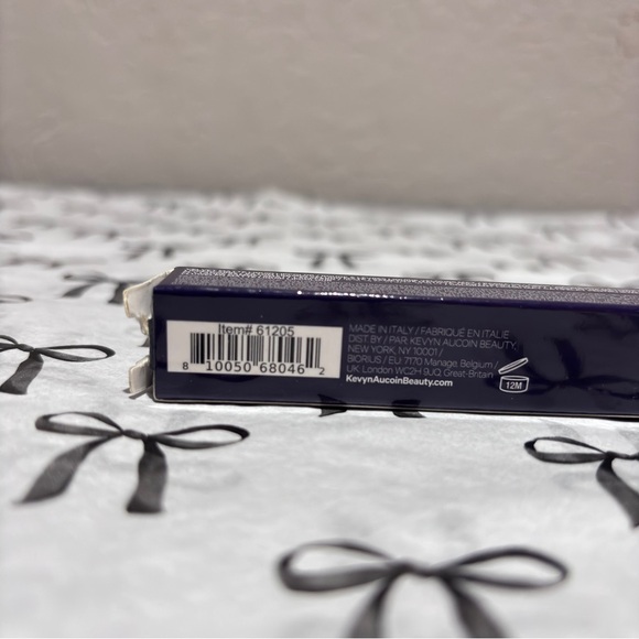 💄 KEVYN AUCOIN — Velvet Lip Paint in YOU-PHORIC (5 mL / 0.1 fl oz) - Picture 4 of 5